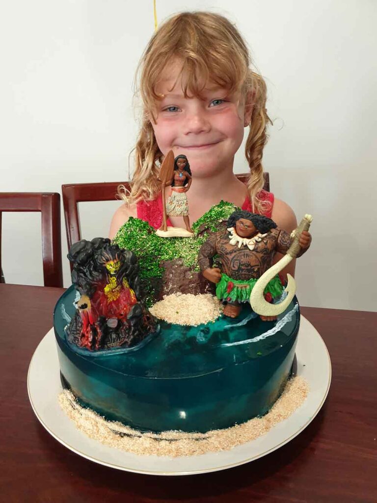 Should You Spend $7 On A NEW Moana Mini Cake in Disney World? We Found Out!  | the disney food blog