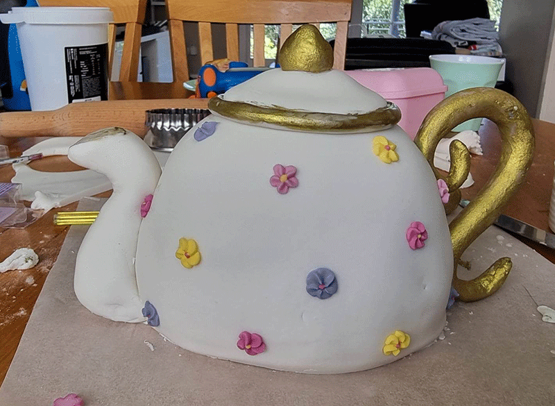 pouring teapot cake