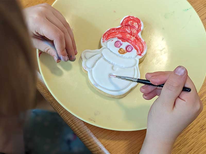 Vivi painting snowman