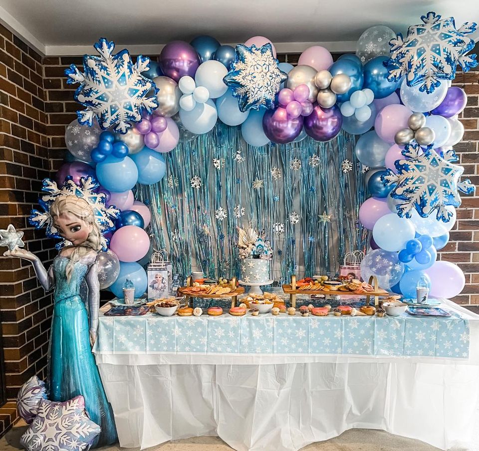 Frozen-themed party table