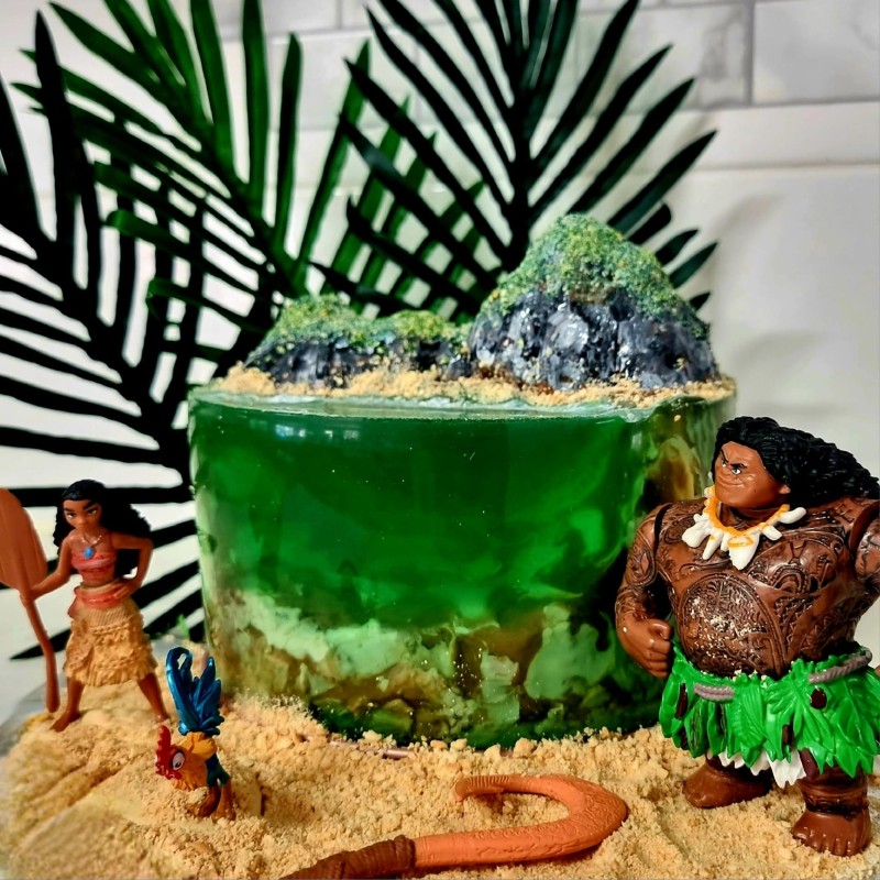 Moana cake with Moana figurines